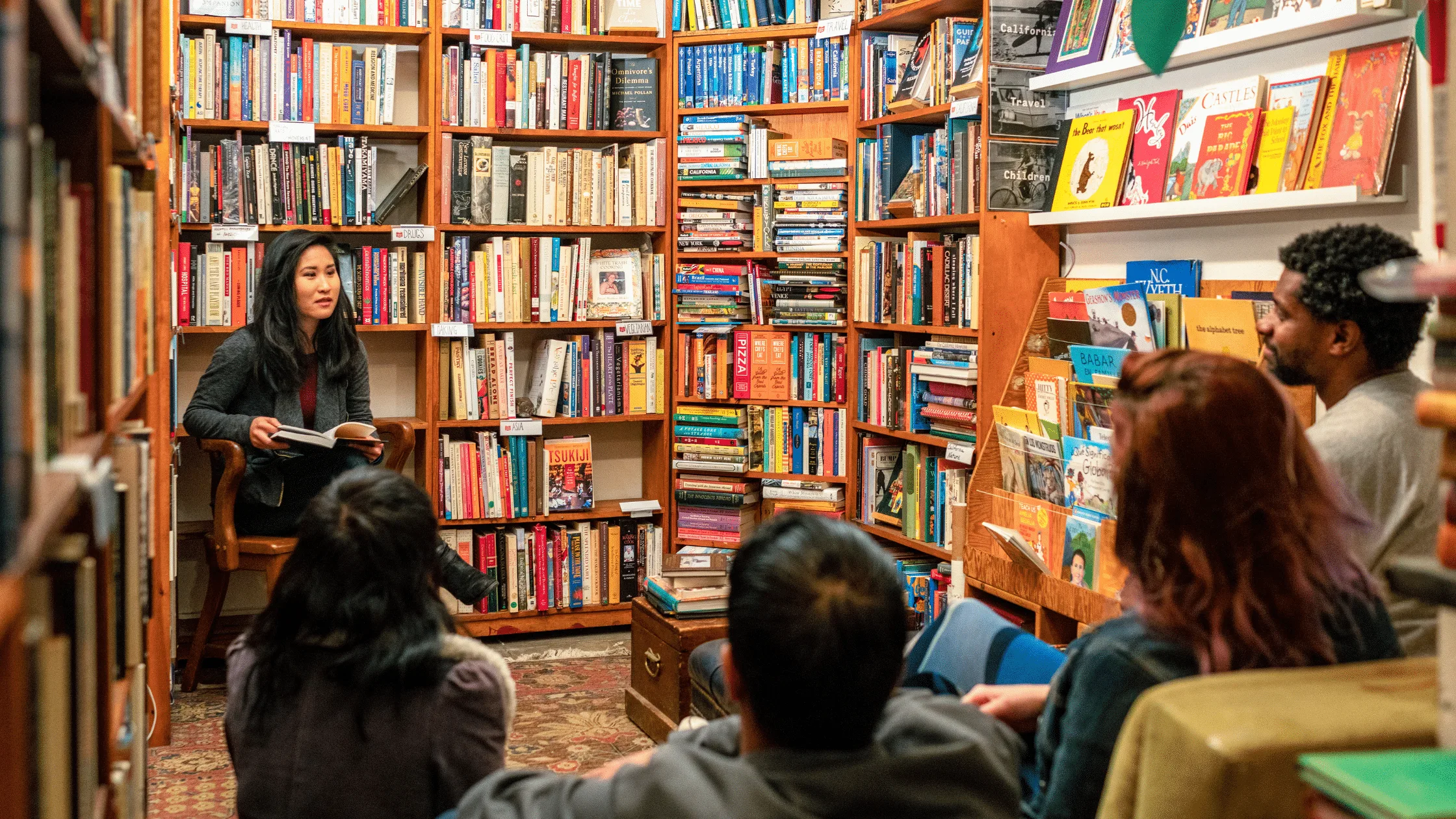 Author and speaker utilizing virtual assistant support for marketing and administrative tasks