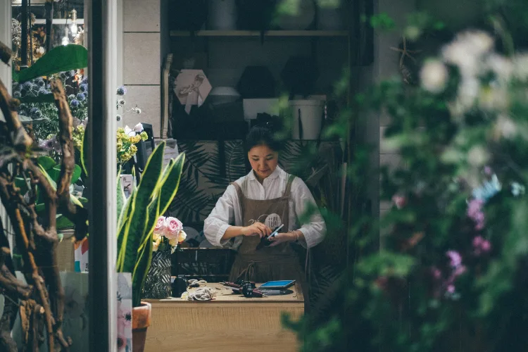 Entrepreneur growing side hustle into full-time business with virtual assistant support